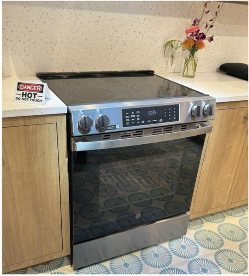 通用家電首創(chuàng)易清潔底盤烤箱亮相kbis展